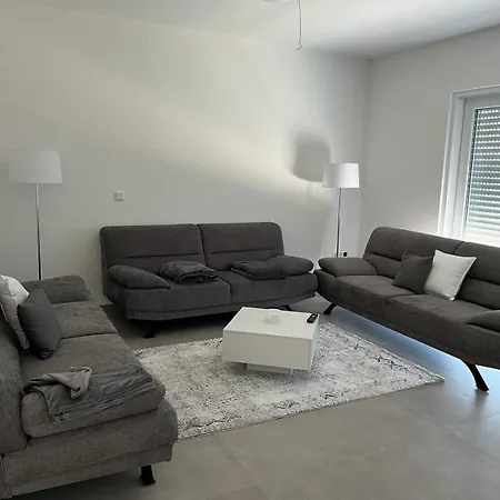 Vesna Villa *